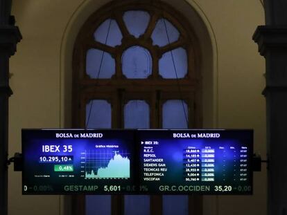 Fotografía de la Bolsa de Madrid que muestra el panel donde se observan los valores del principal indicador, el IBEX 35.