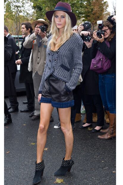 La socialité Poppy Delevingne, con un conjunto de cuero y tweed de la firma.