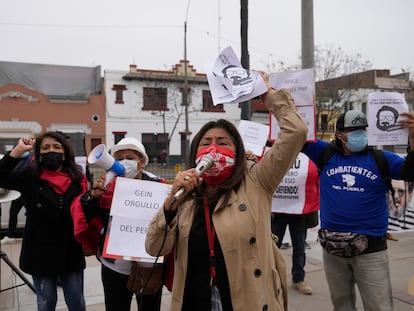 Un grupo de personas se reunió frente a la dirección antiterrorista para celebrar la muerte de Abimael Guzman, en septiembre de 2021.