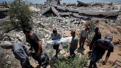El funeral de los miembros de la familia Azzam, asesinados en un ataque de Israel contra su casa, celebrado en Gaza este martes.