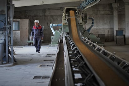 El ingeniero Oleksandr Mironenko junto a una de las cintas de transporte del granero Mlybor, el jueves en Chernihiv.