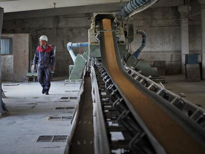 El ingeniero Oleksandr Mironenko junto a una de las cintas de transporte del granero Mlybor, el jueves en Chernihiv.