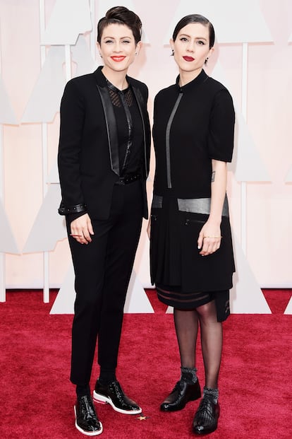 Tegan and Sara, nominadas por Everything is awesome, el hit de La Lego Película, a su llegada a la alfombra roja.