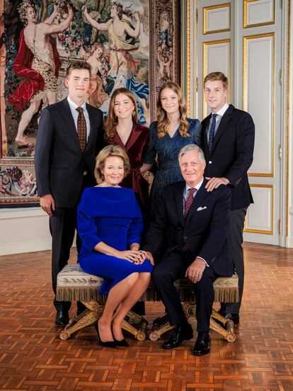 Los reyes Felipe y Matilde de Bélgica reunieron a sus cuatro hijos para felicitar la Navidad en una bonita imagen tomada en una de las estancias del Palacio Real de Bruselas. Una estampa que refleja el reencuentro de la familia, ya que tres de los hijos de los reyes belgas residen fuera del país: Isabel, estudia en Harvard; Gabriel, está de Erasmus en Francia; y Manuel, mantiene un perfil bajo mientras continúa con su formación deportiva en Zaragoza. 