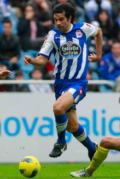 Valerón conduce la pelota en un partido de esta temporada en Riazor