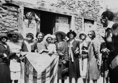 Dones amb la bandera d'Estat Català a una població del Rosselló, des d'on es prepara un intent d'invasió de Catalunya (1925)