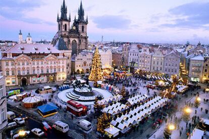 Mercadillo prenavideño en el centro histórico de Praga.
