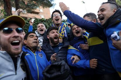 Seguidores del Boca Juniors, en el exterior del hotel donde se aloja el equipo argentino.