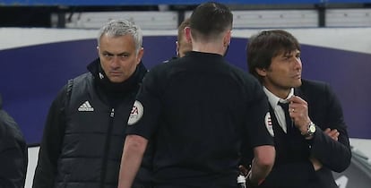 El árbitro habla con Mourinho y Conte.