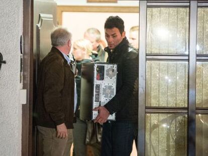 La policia s'emporta un ordinador de casa dels pares de Andreas Lubitz a Montabaur.
