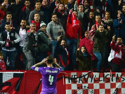 Sergio Ramos se encara con los Biris. 