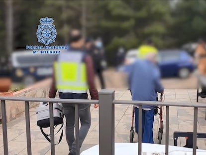 El presunto cabecilla de la secta camina ayudado de un andador tras su detención el pasado 15 de marzo, en una imagen extraída de un vídeo policial.