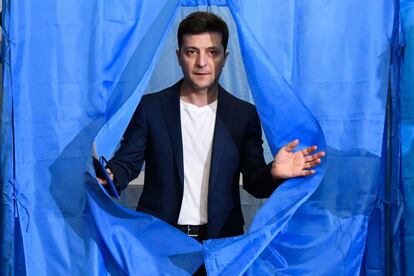 El comediante y actor Vladímir Zelenski, favorito en la segunda vuelta a las elecciones presidenciales en Ucrania, ejerce su derecho al voto en un colegio electoral en Kiev.