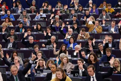 Parlamentarios europeos votando durante una de las sesiones de esta semana.