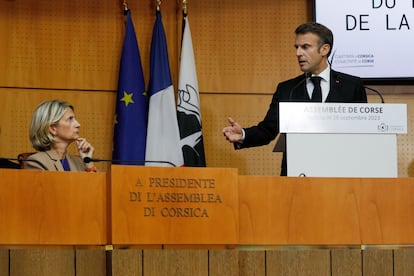 El presidente francés, Emmanuel Macron, se dirige a la Asamblea de Córcega ante su presidenta, Marie-Antoinette Maupertuis, este jueves en Ajaccio.