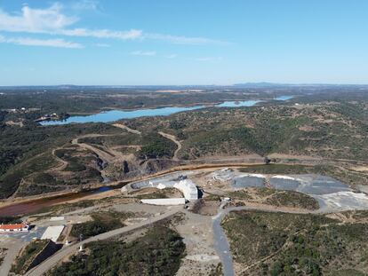 Trabajos para la presa de Alcolea sobre el río Odiel en Gibraleón (Huelva), con su llamativo tono anaranjado, y el embalse del Sancho al fondo.