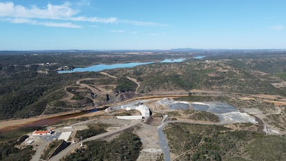 Trabajos para la presa de Alcolea sobre el río Odiel en Gibraleón (Huelva), con su llamativo tono anaranjado, y el embalse del Sancho al fondo.