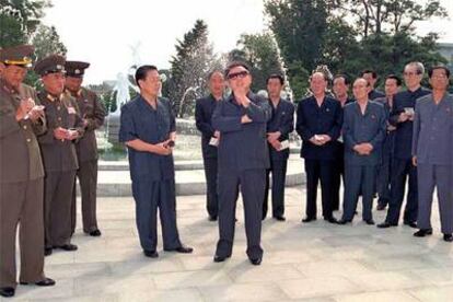 Foto sin fecha difundida hoy del líder norcoreano Kim Jong Il (centro) en Pyongyang.