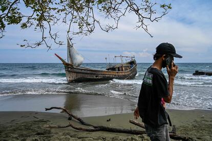 Un barco que transportaba refugiados rohinyás varado en una playa indonesia, en una foto de archivo.