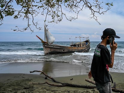 Un barco que transportaba refugiados rohinyás varado en una playa indonesia, en una foto de archivo.