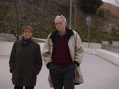 Eduardo Mendoza, junto a su hermana Cristina, en la entrada del tanatorio de Sant Gervasi de Barcelona.