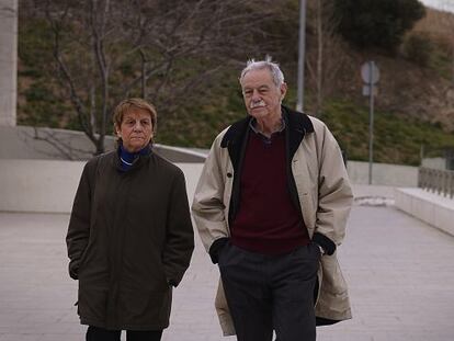 Eduardo Mendoza, junto a su hermana Cristina, en la entrada del tanatorio de Sant Gervasi de Barcelona.