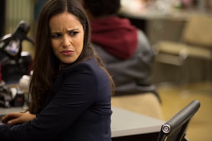 Melissa Fumero en Brooklyn Nine Nine

Los responsables de la serie hicieron todo lo posible para que el personaje continuara. Al principio optaron por un viejo truco infalible: bolsos grandes y ropa amplia. Cuando la barriga empezaba a crecer se dio un giro al guión y se envió al personaje a la cárcel. El uniforme de presidiaria es uno de los que mejor disimula.