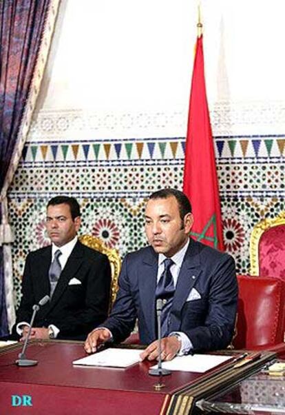 Mohamed VI, ayer en Tánger, junto a su hermano Mulay Rachid.