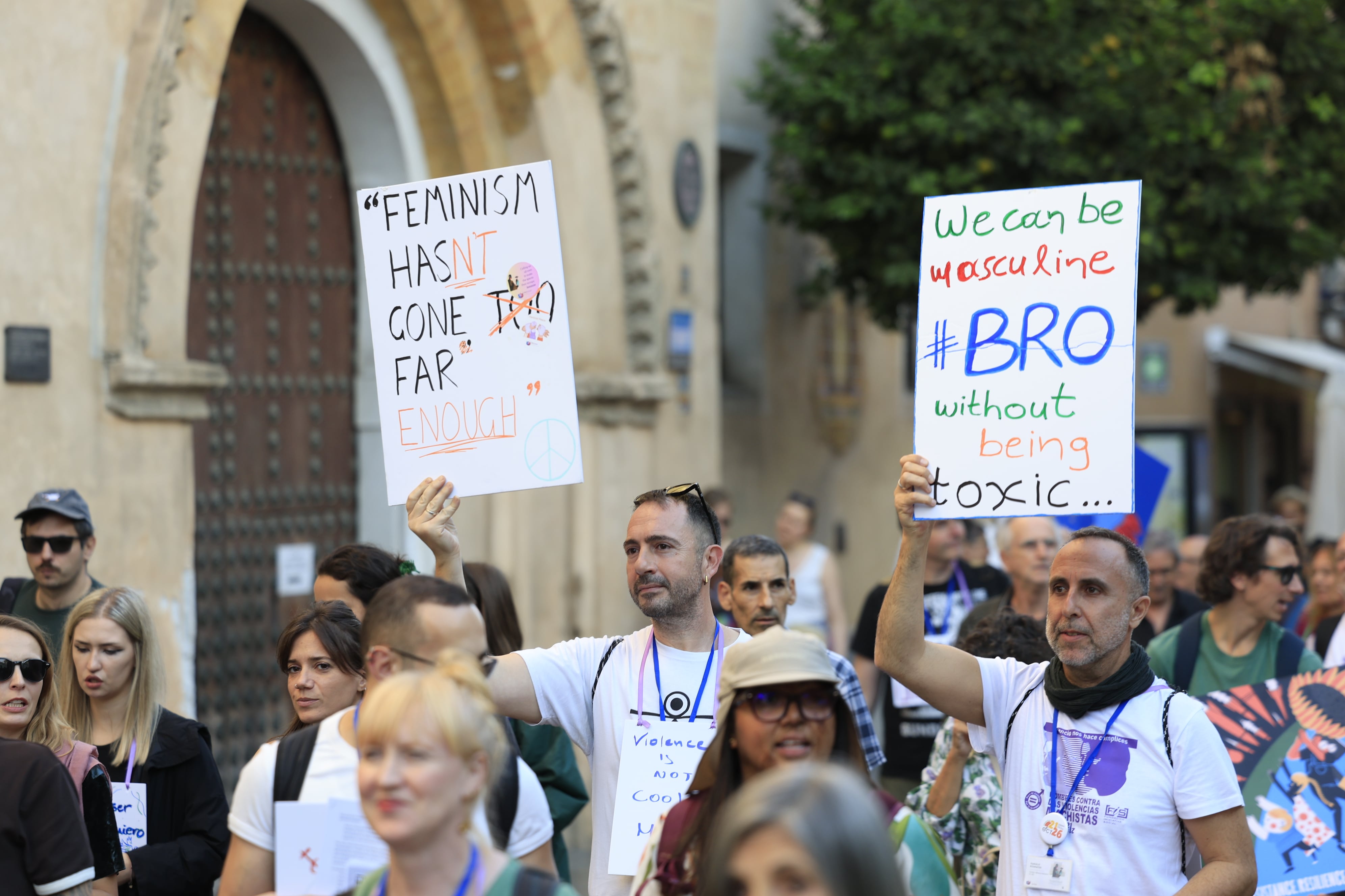 Manifestación de Hombres contra la violencia machistas organizada por Iniciativa Sevilla.
