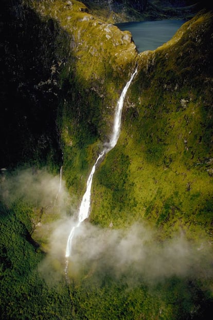 Sutherland Falls, en la tupida región de Fiorland, un mundo de helechos gigantes y brumas en la Isla Sur de Nueva Zelanda, es el mayor salto de agua del país oceánico, y uno de los mayores del mundo (580 metros).