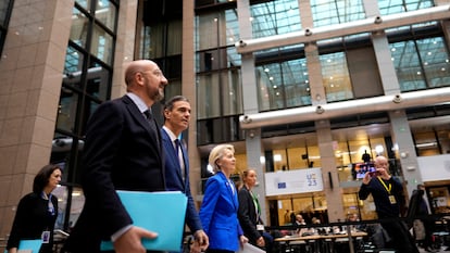 Pedro Sánchez (en el centro), junto al presidente del Consejo Europeo, Charles Michel, y la jefa de la Comisión Europea, Ursula von der Leyen, en Bruselas en diciembre.