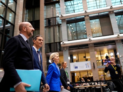 Pedro Sánchez (en el centro), junto al presidente del Consejo Europeo, Charles Michel, y la jefa de la Comisión Europea, Ursula von der Leyen, en Bruselas en diciembre.