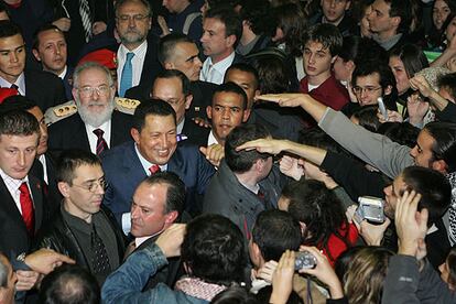 El presidente de Venezuela, Hugo Chávez, durante su encuentro con estudiantes en la Universidad Complutense de Madrid.