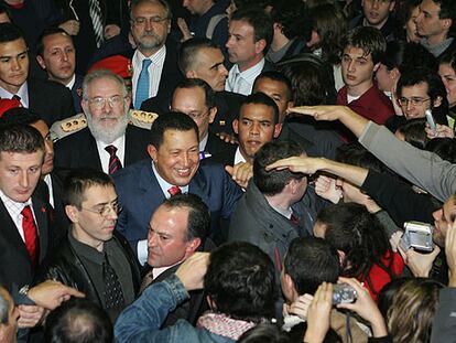 El presidente de Venezuela, Hugo Chávez, durante su encuentro con estudiantes en la Universidad Complutense de Madrid.