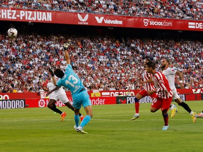 Morata marca el segundo gol del Atlético ante el Sevilla este sábado en el Sánchez Pizjuán.