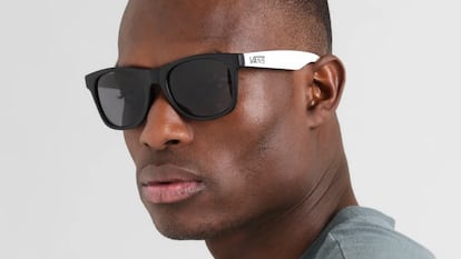 Artículo de EL PAÍS Escaparate en el que se describen las gafas de sol Vans para hombre más estilosas del verano.