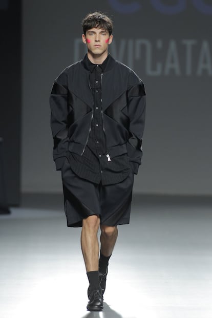 David Catalán, por su espontaneidad, recuerda a un joven Alexander McQueen (ese que salía exultante a saludar después de cada desfile). Catalán, ganador del premio al talento Samsung Ego el pasado año, dibuja siluetas deportivas que lo mismo valen para vestir al capitán del equipo de rugby que al ‘ravero’ que sale los martes. Con todo el sentido, porque la colección se llama 'Prom' y es un homenaje al clásico baile de graduación norteamericano: ese que celebran por igual los capitanes, los 'raveros' y los 'nerds'.