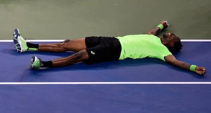 Monfils se tumba en la pista durante su partido ante Federer.