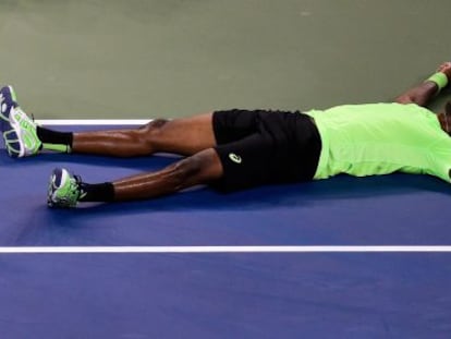 Monfils se tumba en la pista durante su partido ante Federer.