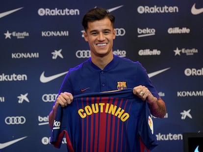 El nuevo fichaje del Barcelona, Philippe Coutinho, posa para una fotografía con su nueva camiseta, ya que se presenta en el Camp Nou.