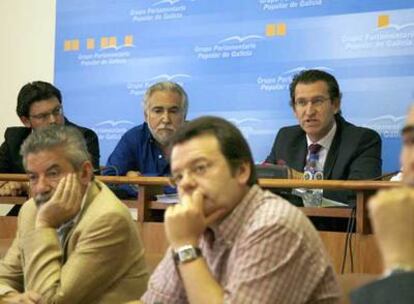 Alberto Núñez Feijóo, a la derecha, tras la reunión del grupo parlamentario del PP.