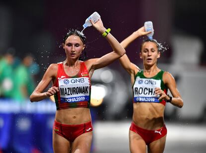 Las atletas Volha Mazuronak (a la izquierda), de Bielorrusia, y Salome Rocha, de Portugal, se refrescan con agua durante la maratón celebrada en Doha el 28 de septiembre. Una durísima carrera que solo lograron finalizar 40 atletas y en la que keniana Ruth Chepngetich fue la ganadora de la prueba.