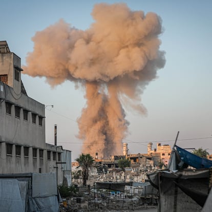 GAZA CITY, GAZA - AUGUST 25: Smoke and dust rise over residential areas after the Israeli army demolishing houses with explosives in its attacks on the on ez-Zeytun and Sabra neighborhood in southern Gaza City, Gaza on August 25, 2025. (Photo by Hamza Z. H. Qraiqea/Anadolu via Getty Images)