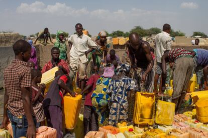 Una buena señal de que no hay escasez de agua suele ser la ausencia de colas y de niños deshidratados. En Kindjanji había agua pero no para todos, por eso Unicef y otras ONG como Acción contra el Hambre, Acted o International Rescue Committee decidieron actuar para mejorar el acceso. En la imagen, el pozo de Kindjandji, a pleno rendimiento. Hoy no hay tantas colas debido a la llegada de transporte adicional.