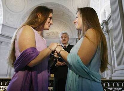 Una pareja homosexual contrae matrimonio en 2004 en San Francisco, California.