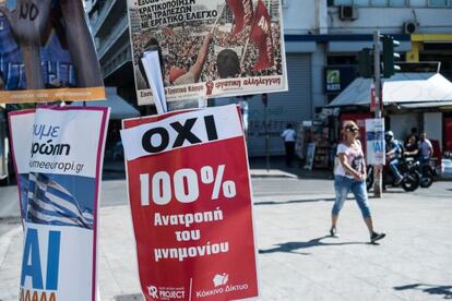 Cartells a favor del sí i del no en un carrer d'Atenes, aquest dissabte.
