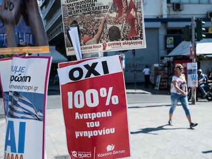 Cartells a favor del sí i del no en un carrer d'Atenes, aquest dissabte.