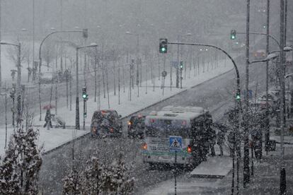 Imagen de Vitoria a primeras horas de esta mañana bajo la nieve.