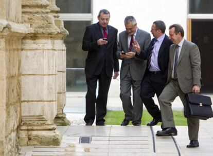 Francisco Álvarez de la Chica, José Antonio Griñán, Ángel Gallego y Manuel Recio, en el Parlamento.