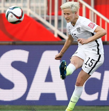 La futbolista Megan Rapinoe (EE.UU, 27 años) declaró en 2012 a la revista ‘Out’ que era lesbiana y que tenía una relación estable desde hacía tres años con Sera Cahoone, batería del grupo ‘indie’ Band of Horses, con la que se comprometió en julio del año pasado. “Creo que en los deportes en general siguen siendo homófonos, por eso no sale del armario mucha gente. Pero en el deporte femenino si eres gay encuentras apoyo rápidamente en tu equipo. Esto no pasa con los hombres y es triste”, declaró la futbolista a la misma publicación.